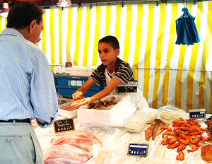 My Language Requirement language courses - Paris market, young fishmonger