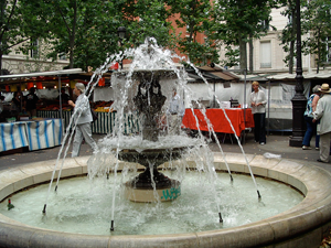 Learn to speak French with online courses from MLR - Paris market with fountain